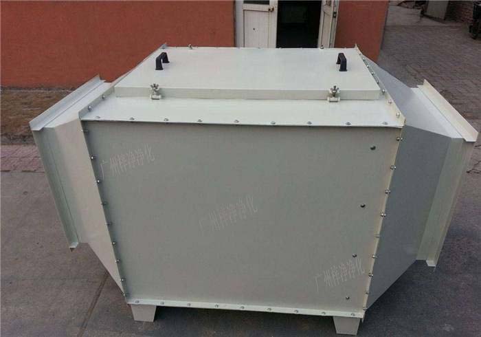 空氣過(guò)濾箱內(nèi)部結(jié)構(gòu)裝的初效空氣過(guò)濾器，高效空氣過(guò)濾器，風(fēng)機(jī)組合而成。