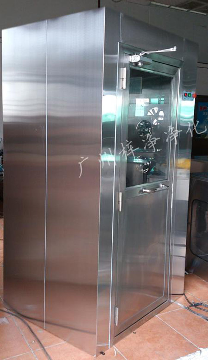 防爆風(fēng)淋室主要配置有：防爆風(fēng)機(jī)，離爆燈器等。