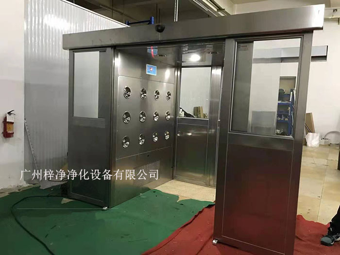 貨淋室是人員和貨物進(jìn)入潔凈室所必需的通道，它可以減少貨物進(jìn)出潔凈室所帶來(lái)的污染問(wèn)題。