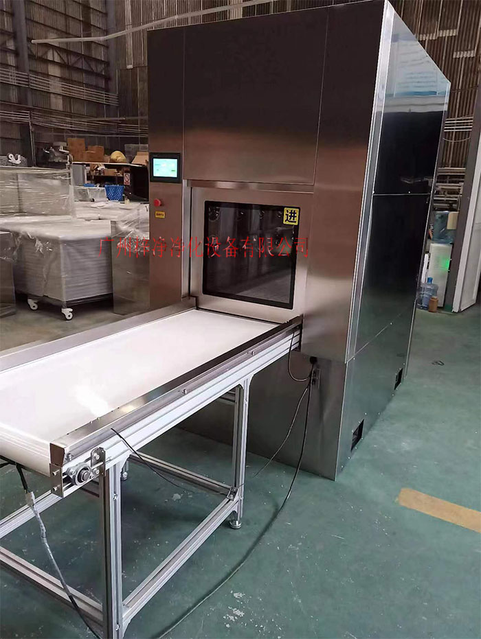 輸送帶傳遞窗還可吹淋被傳遞物品的表面，防止物品可能攜帶塵埃進(jìn)入潔凈室。