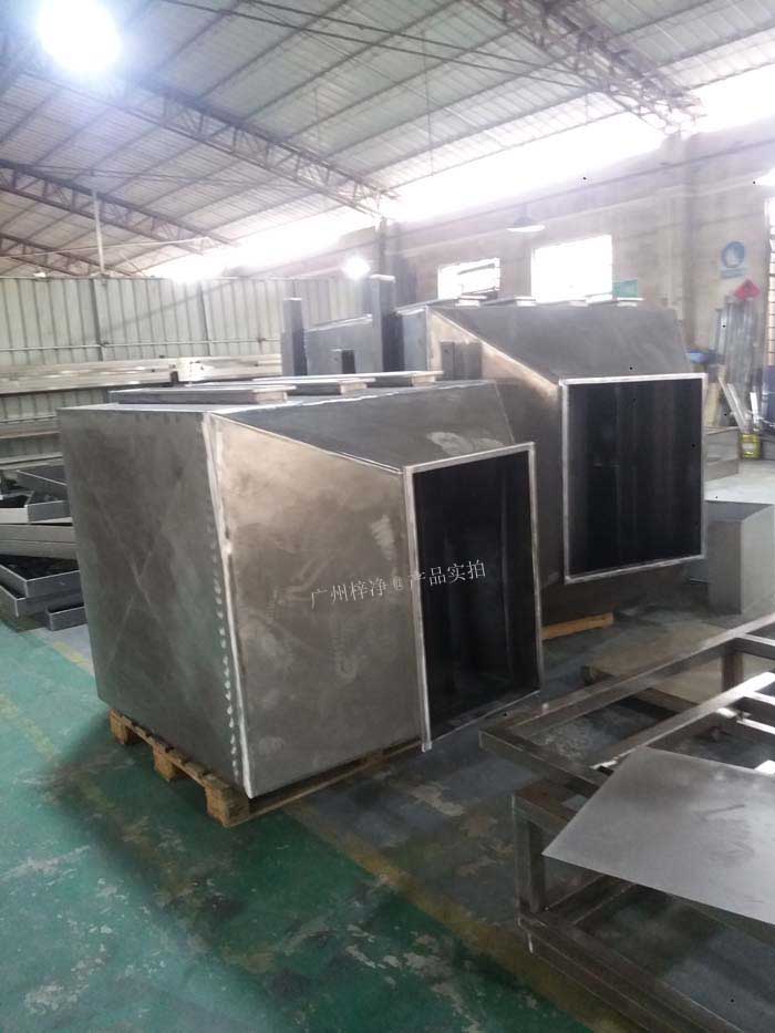 增壓新風(fēng)柜可根據(jù)不同的通風(fēng)管道布局，訂做不同的進出風(fēng)口方向的風(fēng)柜；