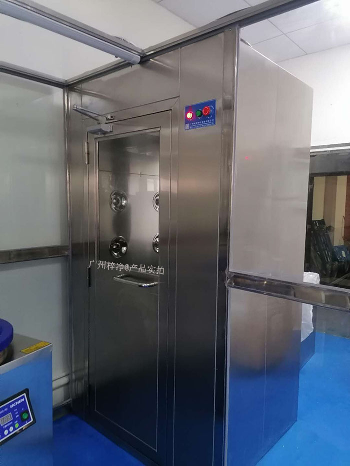 風(fēng)淋室作為一種重要的潔凈室設(shè)備，其內(nèi)部使用的初效過濾器和高效過濾器發(fā)揮著至關(guān)重要的作用。