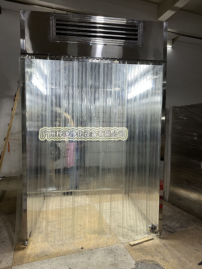 潔凈采樣車工作原理是從室內(nèi)空氣經(jīng)過初效過濾器、高效過濾器出風的形式達到高潔凈度的工作環(huán)境，是一種垂直流局部空氣凈化裝置。