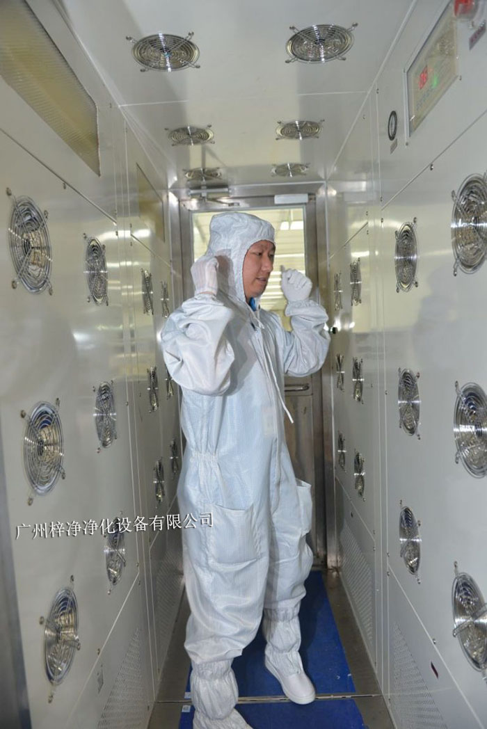 在風(fēng)淋室內(nèi)站立，保持身體不動(dòng)，讓高速氣流從正面吹拂全身。