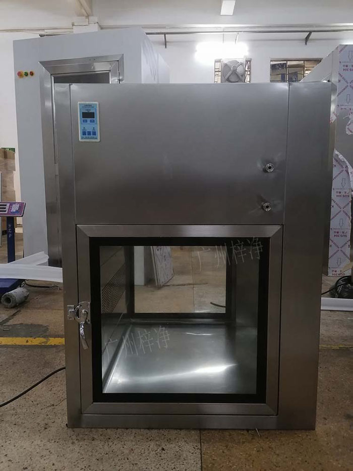 傳遞窗通常包括冷軋鋼板噴塑制作或優(yōu)質(zhì)不銹鋼制作、透明玻璃，紫外線殺菌燈、照明和局部高效過濾器等。