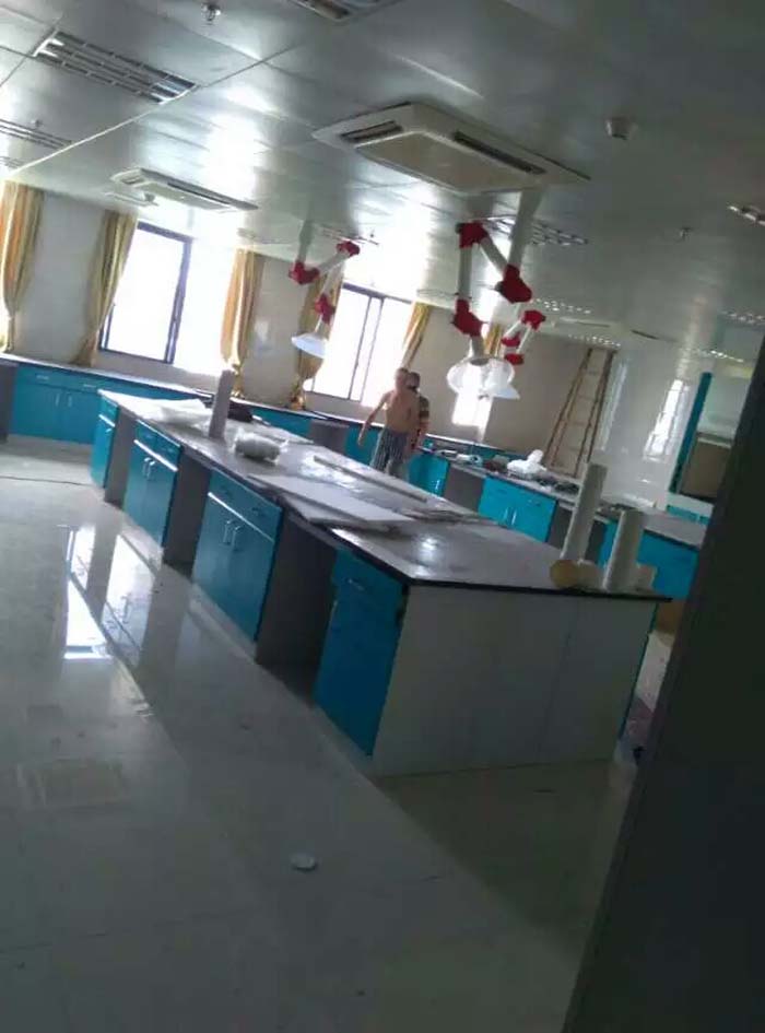 實(shí)驗(yàn)臺(tái)應(yīng)安裝在穩(wěn)固的支撐結(jié)構(gòu)上，確保實(shí)驗(yàn)臺(tái)在使用過(guò)程中的穩(wěn)定性。