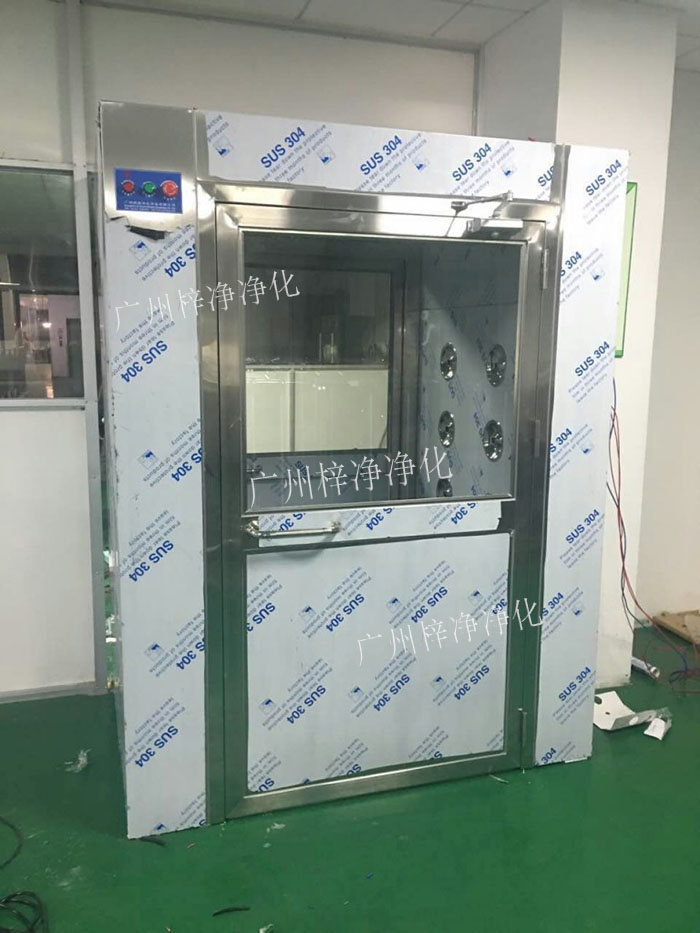 防爆風(fēng)淋室是指風(fēng)淋室的電機(jī)、指示燈、照明燈、接線管必須嚴(yán)格按照防爆標(biāo)準(zhǔn)