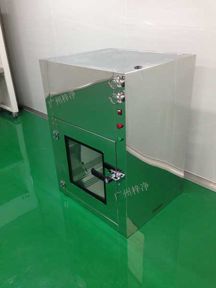 傳遞窗，又稱為隔離傳遞窗、氣閘室等，是一種能夠在不同潔凈度等級的環(huán)境之間實現(xiàn)物品和人員安全傳遞的設(shè)備。