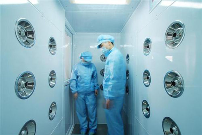 啟動(dòng)風(fēng)淋室按下啟動(dòng)按鈕，風(fēng)淋室開始工作，風(fēng)機(jī)啟動(dòng)，過(guò)濾器開始過(guò)濾空氣。