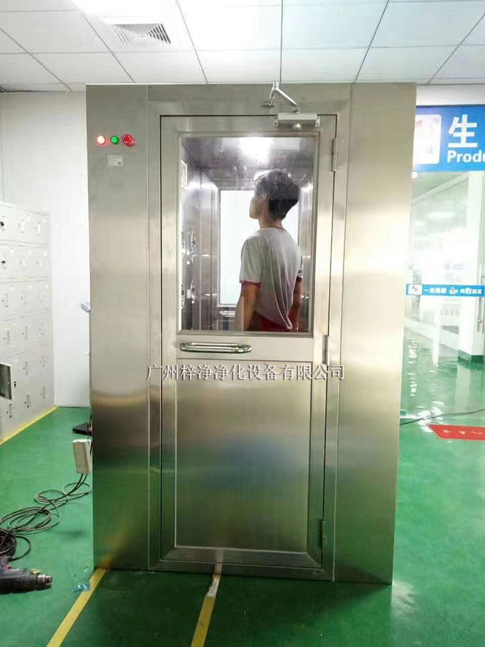 在使用前，應仔細檢查風淋室是否處于正常工作狀態(tài)，包括電氣系統(tǒng)、風機、風速、風淋室門等。