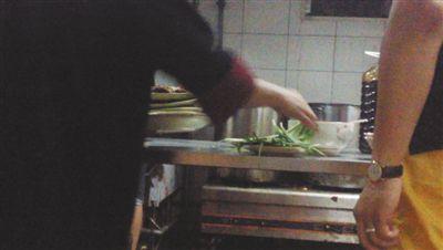 7月23日，漢麗軒烤肉超市昌平店，服務員將幾盤顧客剩菜（左手中疊在一起的是幾盤肉，其右手正整理韭菜）端回后廚，進行整理后準備再送往餐廳自助取餐區(qū)供顧客食用。