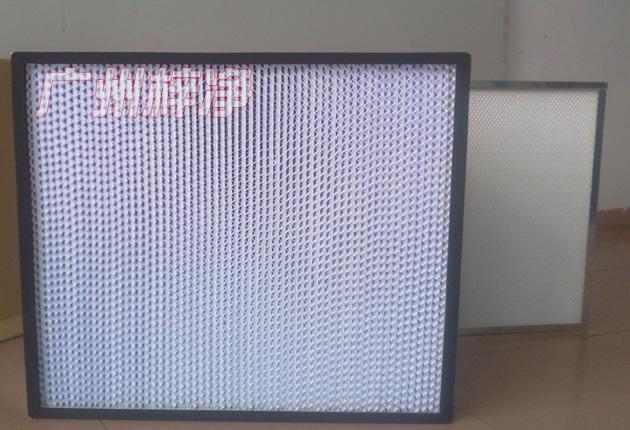 HS有隔板高效過(guò)濾器可廣泛用于光學(xué)電子、LCD液晶制造，生物醫(yī)藥、精密儀器、飲料食品，PCB印刷等行業(yè)無(wú)塵凈化車間的空調(diào)末端送風(fēng)處。