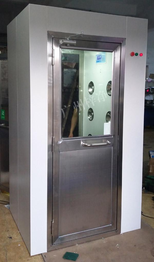 1200型風淋室是進入潔凈室所必需的通道，可以減少進出潔凈室所帶來的污染問題。