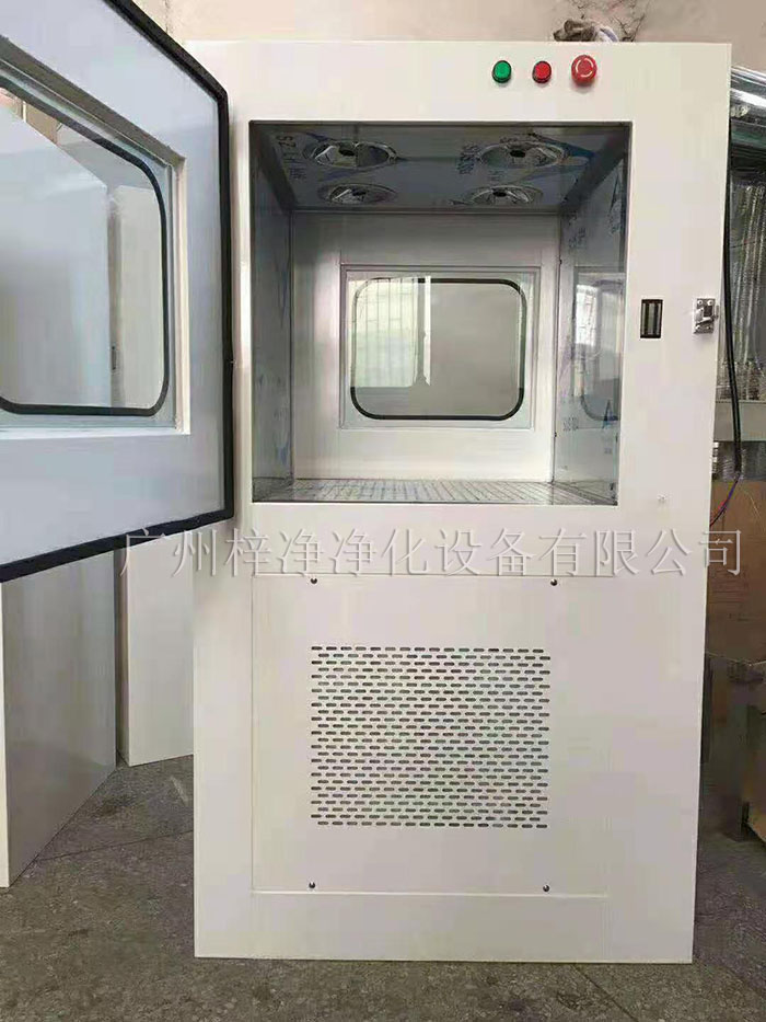 風(fēng)淋傳遞窗主要依靠強風(fēng)除塵的原理