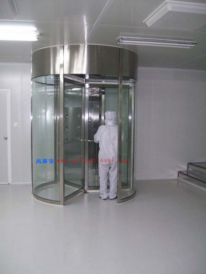 風(fēng)淋室是醫(yī)療設(shè)備生產(chǎn)車間中不可或缺的潔凈設(shè)備